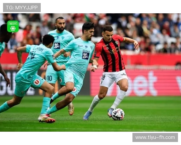 法甲最新排名：巴黎圣日耳曼稳居榜首，摩纳哥紧随其后